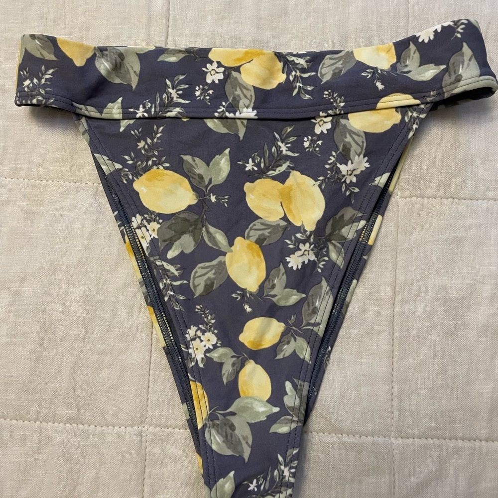 Abercrombie & Fitch High Waist High Leg Bottoms
